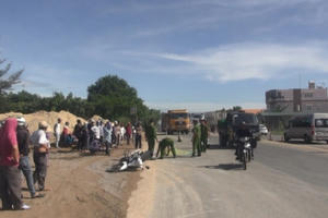 Quảng Ngãi: Va chạm với xe khách, nữ công nhân tử vong