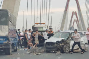 Húc đuôi xe tải đầu ô tô 4 chỗ biến dạng, giao thông ùn tắc trên cầu Nhât Tân