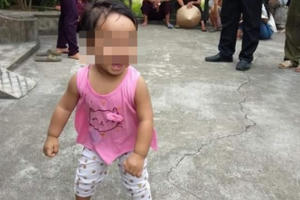 Xót xa bé gái bị mẹ bỏ rơi nơi cửa chùa để "đi lấy chồng"