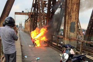 Xe máy bốc cháy ngùn ngụt trên cầu Long Biên