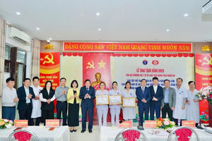 Trao Bằng khen cho các tập thể, cá nhân dũng cảm trong tình huống nguy cấp tại Bệnh viện Sản Nhi Nghệ An