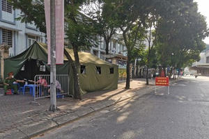 Hà Nội: Ba nam thanh niên bỏ 12 triệu mua giấy đi đường để "thông" chốt kiểm dịch