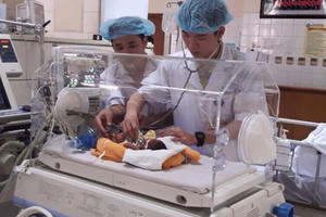 Bị truy tố, bác sĩ Hoàng Công Lương vẫn mệt mài làm việc, cứu người