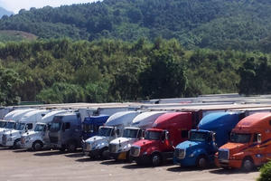 Container chở thanh long xếp hàng dài trước cửa khẩu ở Lào Cai