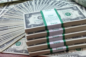 Tỷ giá USD hôm nay 17/4: Tiếp tục lao dốc và đứng ở mức thấp