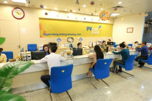 Khách hàng rút tiền khi PVcomBank đang chạy thử máy ATM