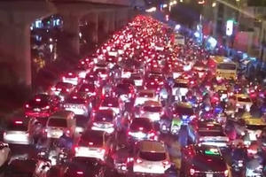 Clip: Đường Hà Nội tắc kinh hoàng, hàng ngàn phương tiện 'chôn chân' dưới mưa