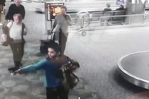 Video cận cảnh thủ phạm xả súng tại sân bay Mỹ khiến 5 người chết