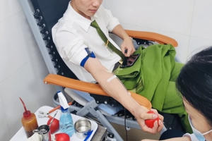 Chiến sĩ Cảnh sát PCCC hiến máu giúp sản phụ qua cơn nguy kịch