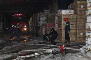 Cháy lớn tại kho gạch men ở Thanh Hóa