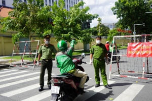 Shipper được phép di chuyển liên quận nếu vận chuyển hàng thiết yếu cho khu phong tỏa, cách ly