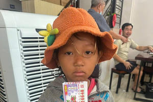 Cô bé bán vé số ngày cận Tết