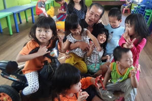 Người đàn ông thiện nguyện nuôi dưỡng 88 đứa trẻ mồ côi