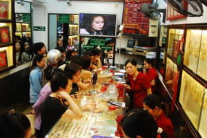 Giá vàng hôm nay 27/8: Ông Trump ra tuyên bố bất ngờ, vàng thoái lui từ đỉnh