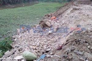 Yên Thường, Gia Lâm: Xe tải chở hàng trăm tấn phế thải xây dựng ngang nhiên đổ xuống mương, xuống ruộng