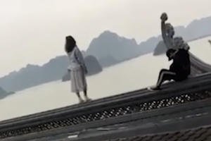 [Clip]: Phẫn nộ với hành động trèo lên nóc chùa Tam Chúc chụp ảnh của đôi nam nữ