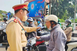Thượng tôn pháp luật để xây dựng văn hóa giao thông an toàn Thượng tôn pháp luật để xây dựng văn hóa giao thông an toàn