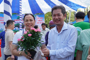 TP HCM: Phường Dĩ An lan tỏa ý thức bảo vệ môi trường qua chương trình “Đổi rác nguy hại lấy quà”