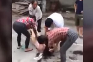 Vĩnh Phúc: Lộ diện nhóm người lột đồ, cắt tóc cô gái giữa đường