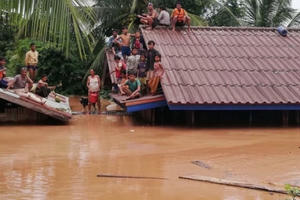 Clip: Vỡ đập thủy điện Lào, người dân lên mái nhà tránh lũ