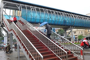 Hệ thống cầu vượt bộ hành: Làm sao để phát huy hiệu quả?