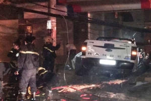 Thanh Hóa: Giải cứu 2 người mắc kẹt trong xe bán tải gặp nạn