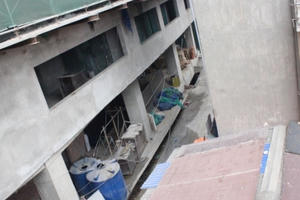 Người dân sinh sống quanh tòa nhà 8B Lê Trực kêu cứu