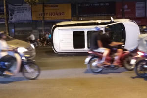 Thót tim cảnh “xế hộp” nhào lộn như phim hành động