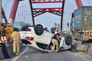 Ô tô 4 chỗ lật úp trên cầu, tài xế khai do thấy mệt, mờ mắt