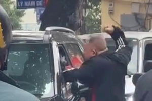 Công an Hà Nội thông tin vụ người đàn ông thò tay vào ô tô đấm tài xế