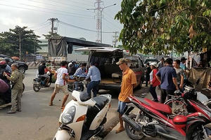 Bàng hoàng phát hiện người đàn ông nôn ói và gục chết trên xe máy