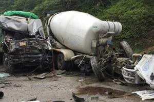 Xuất hiện video vụ tai nạn kinh hoàng giữa xe tải và xe bồn ở Hà Giang