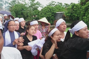 Hàng trăm người lặng lẽ tiễn đưa nữ giám thị xấu số về cõi vĩnh hằng