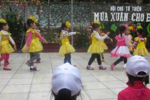 Thầy trò trường tiểu học Hàm Rồng tổ chức hội chợ từ thiện