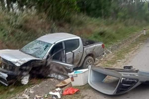 Tài xế nằm bất tỉnh bên chiếc bán tải sau cú va chạm kinh hoàng trên đường N5