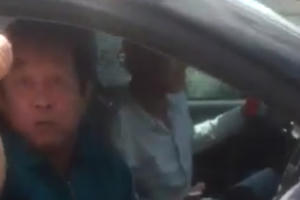 Tài xế chạy quá tốc độ, người ngồi cạnh lớn tiếng lăng mạ CSGT