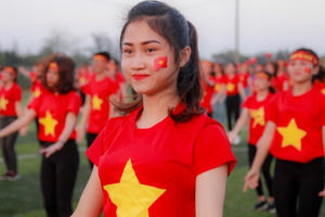 Chùm ảnh: Gần 1.000 nữ sinh trường ĐH Hà Tĩnh tiếp lửa cho U23 Việt Nam trước trận chung kết