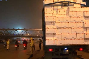 Kiểm tra xử lý các xe quá khổ lưu thông trên tuyến đường Trần Nhật Duật-Long Biên