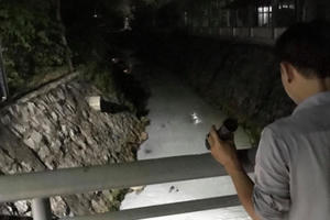 Suối Sọ ở Bình Dương lại đổi màu, nổi bọt trắng Suối Sọ ở Bình Dương lại đổi màu, nổi bọt trắng