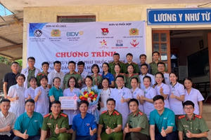 Công an tỉnh Hà Tĩnh khám, cấp phát thuốc miễn phí cho nhân dân