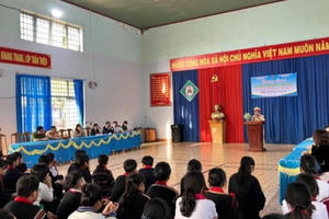 Công an huyện EaH'Leo tăng cường tuyên truyền, phổ biến pháp luật về TTATGT Công an huyện EaH'Leo tăng cường tuyên truyền, phổ biến pháp luật về TTATGT