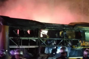 Xe khách giường nằm bất ngờ bốc cháy, hành khách hốt hoảng tháo chạy