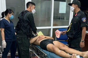 Giây phút tổ Cảnh sát cơ động cứu 6 người mắc kẹt trong xe Mercedes thoát chết trong gang tấc