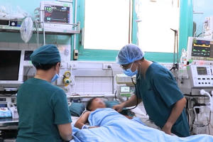 TP HCM: Bệnh nhi 8 tuổi đã qua cơn nguy kịch sau tai nạn bị cuốn vào cửa