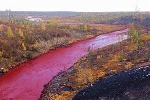 Nguyên nhân khiến dòng sông Nga chuyển màu đỏ tươi như máu