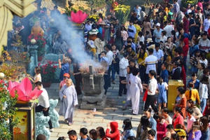 Hàng ngàn người đến chùa vãn cảnh, du xuân tại Đà Nẵng