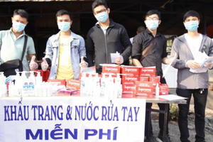 TP HCM: Sinh viên tình nguyện tặng khẩu trang miễn phí cho người dân