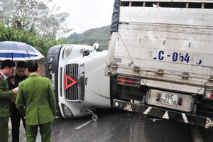 Tai nạn nghiêm trọng trên đường lên Sa Pa, hai người tử vong tại chỗ