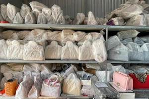 Triệt phá kho túi xách nhái thương hiệu Hermès, Louis Vuitton, Channel lớn nhất miền Bắc