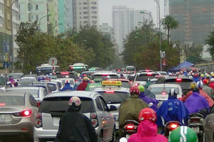 Hàng nghìn người Thủ đô chôn chân trong mưa rét